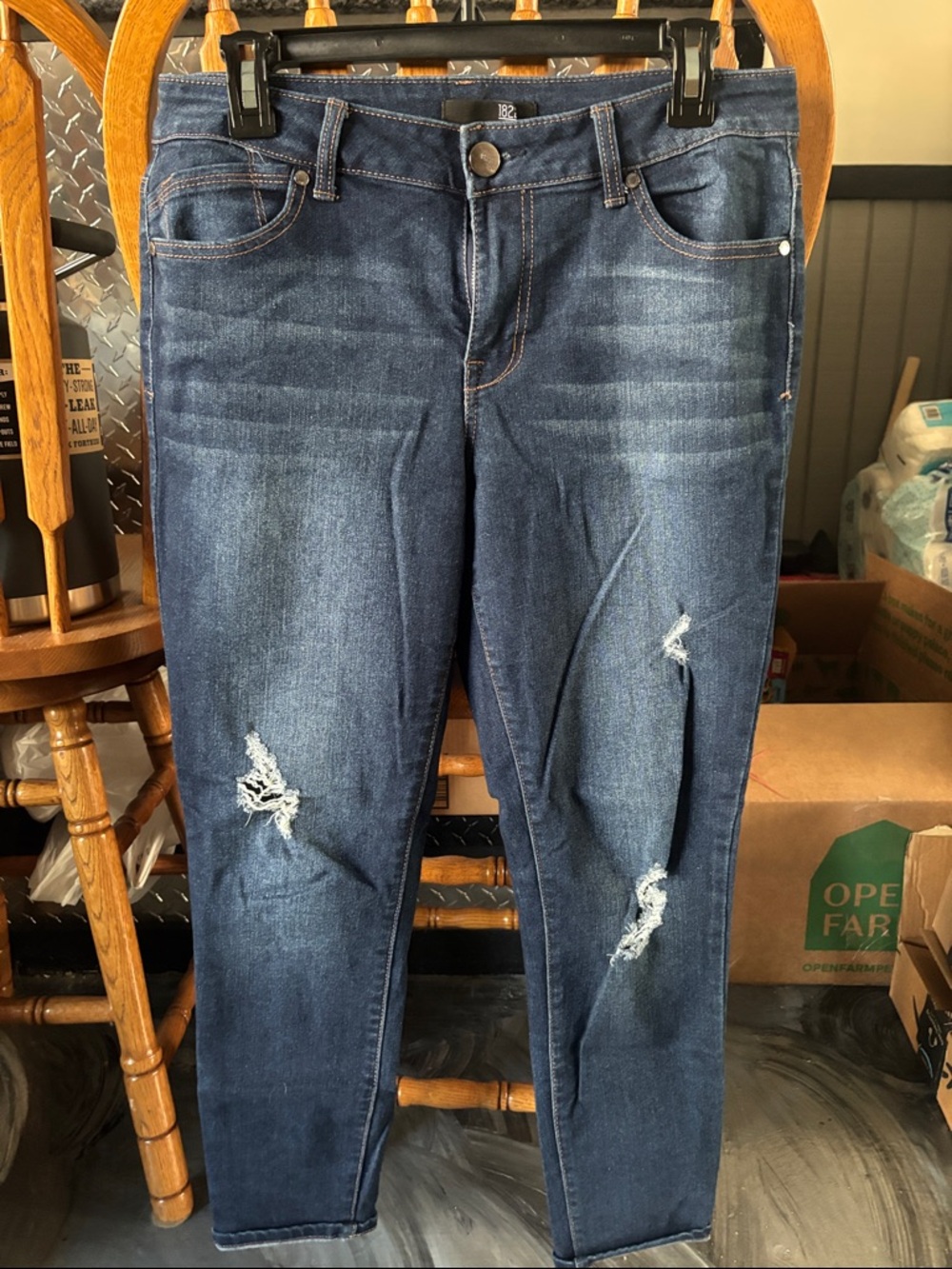 1822 denim women’s size 10/30
Distressed, skinny jeans dark wash